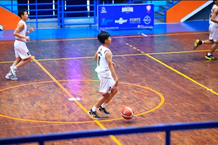 Haritzh bermain basket dengan seragam putih