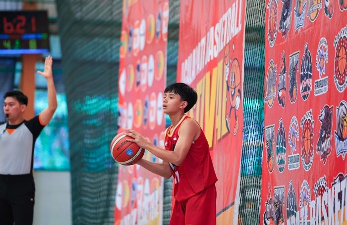 Haritzh bermain basket dengan seragam merah
