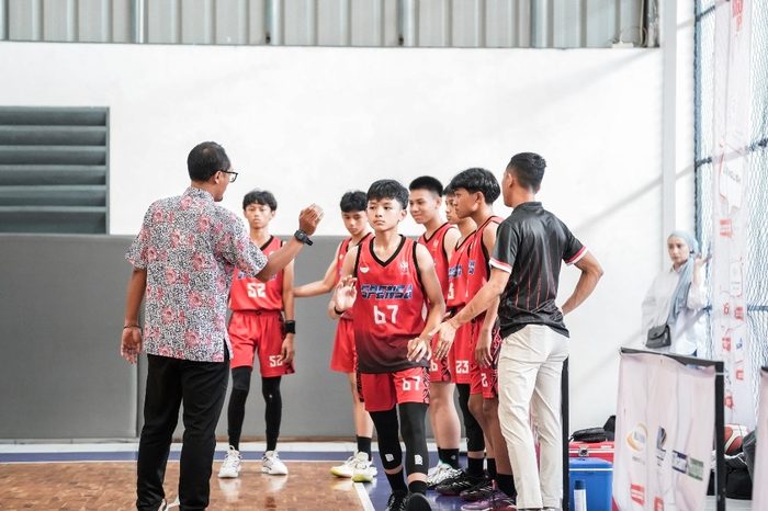 Dokumentasi Haritzh bersama tim basket berbaju merah